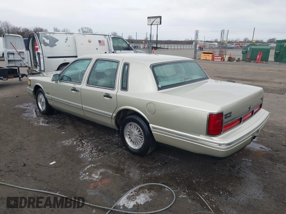 1997 Lincoln Town Car Signature z VIN 1LNLM82W8VY759792, wystawiony jako IAAI lot #41730026 z przebiegiem 60 198 mil mil oraz . Historia ofert i sprzedaży dostępna na DreamBid. Obrazek 3.