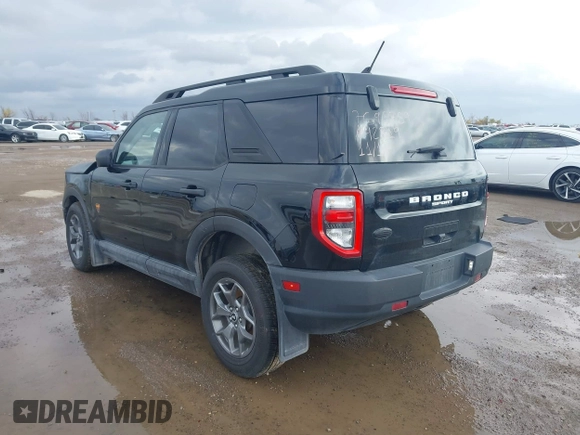 2021 Ford Bronco Sport Badlands z VIN 3FMCR9D96MRA42819, wystawiony jako IAAI lot #41000673 z przebiegiem 58 831 mil mil oraz . Historia ofert i sprzedaży dostępna na DreamBid. Obrazek 3.