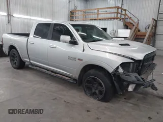 2015 Ram 1500 Sport z VIN 1C6RR7UTXFS532161, wystawiony jako IAAI lot #41969477 z przebiegiem 176 892 mil mil oraz . Historia ofert i sprzedaży dostępna na DreamBid. Obrazek 1.