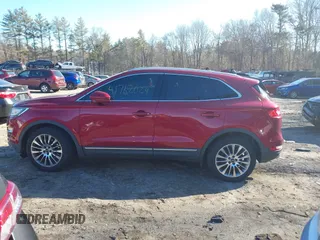 2015 Lincoln MKC z VIN 5LMTJ2AH1FUJ05103, wystawiony jako IAAI lot #41762024 z przebiegiem 58 275 mil mil oraz . Historia ofert i sprzedaży dostępna na DreamBid. Obrazek 14.