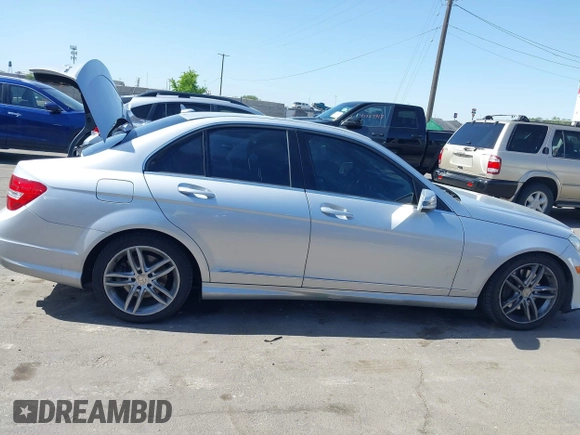 2013 Mercedes-Benz C 300 Sport с VIN WDDGF8AB2DR289465, выставлен на аукционе IAAI как лот 42211273 с пробегом 124 674 миль миль и . История ставок и продаж доступна на DreamBid. Изображение 13.