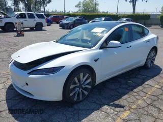 2025 Tesla Model 3 Long Range z VIN 5YJ3E1EA1SF876795, wystawiony jako IAAI lot #41967853 z przebiegiem 8 328 mil mil oraz . Historia ofert i sprzedaży dostępna na DreamBid. Obrazek 20.