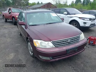 2003 Toyota Avalon XL z VIN 4T1BF28B63U307254, wystawiony jako IAAI lot #42267448 z przebiegiem 83 176 mil mil oraz . Historia ofert i sprzedaży dostępna na DreamBid. Obrazek 1.