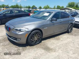 2012 BMW 5 Series 535i xDrive z VIN WBAFU7C58CDU63402, wystawiony jako IAAI lot #42317701 z przebiegiem 118 060 mil mil oraz . Historia ofert i sprzedaży dostępna na DreamBid. Obrazek 2.