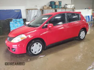 2008 Nissan Versa S z VIN 3N1BC13EX8L396615, wystawiony jako Copart lot #50993085 z przebiegiem 93 827 mil mil oraz Szkoda całkowita • Salvage title. Historia ofert i sprzedaży dostępna na DreamBid. Obrazek 1.