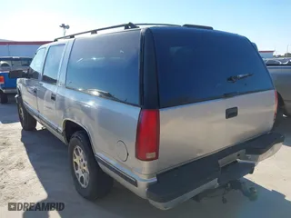 1997 Chevrolet Suburban with VIN 3GNFK16R6VG186072, listed as a IAAI auction lot 41373166 with 275,290 mi miles. Bid and sale history available at carsss.com. Image 3.