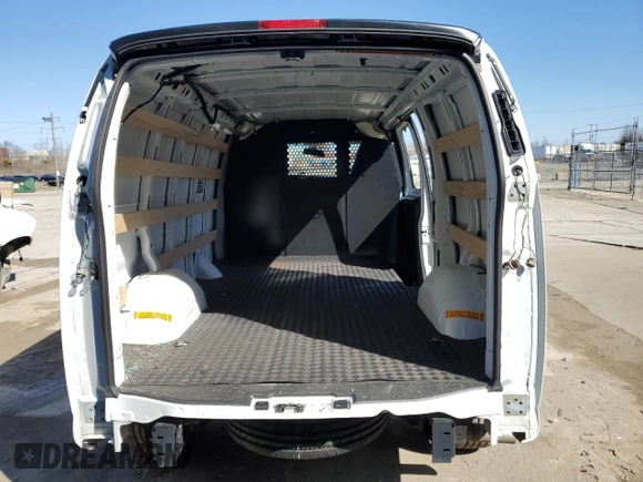 2024 Chevrolet Express Cargo z VIN 1GCWGAFP8R1271654, wystawiony jako Copart lot #50373785 z przebiegiem 3 947 mil mil oraz Czysty tytuł • Clean title. Historia ofert i sprzedaży dostępna na DreamBid. Obrazek 6.