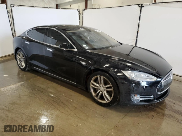2014 Tesla Model S 60 z VIN 5YJSA1H13EFP52938, wystawiony jako Copart lot #56050055 z przebiegiem 125 376 mil mil oraz Czysty tytuł • Clean title. Historia ofert i sprzedaży dostępna na DreamBid. Obrazek 4.