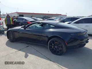 2018 Aston Martin DB11 z VIN SCFRMFAV5JGL04914, wystawiony jako IAAI lot #41538145 z przebiegiem 40 703 mil mil oraz . Historia ofert i sprzedaży dostępna na DreamBid. Obrazek 14.