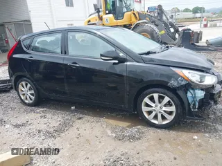 2013 Hyundai Accent SE z VIN KMHCU5AE3DU109006, wystawiony jako IAAI lot #42277357 z przebiegiem 98 673 mil mil oraz . Historia ofert i sprzedaży dostępna na DreamBid. Obrazek 1.