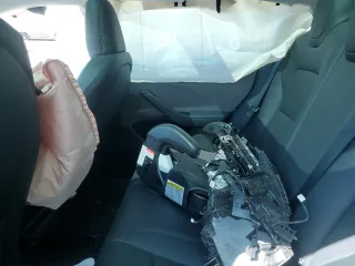 2024 Tesla Model 3 z VIN 5YJ3E1EA6RF734033, wystawiony jako Copart lot #52305665 z przebiegiem 21 081 mil mil oraz Szkoda całkowita • Salvage title. Historia ofert i sprzedaży dostępna na DreamBid. Obrazek 10.