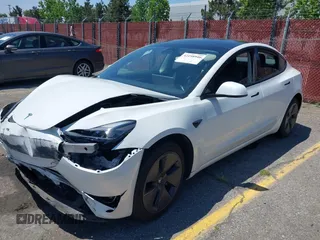 2022 Tesla Model 3 z VIN 5YJ3E1EA6NF332281, wystawiony jako IAAI lot #42198946 z przebiegiem 54 220 mil mil oraz . Historia ofert i sprzedaży dostępna na DreamBid. Obrazek 2.