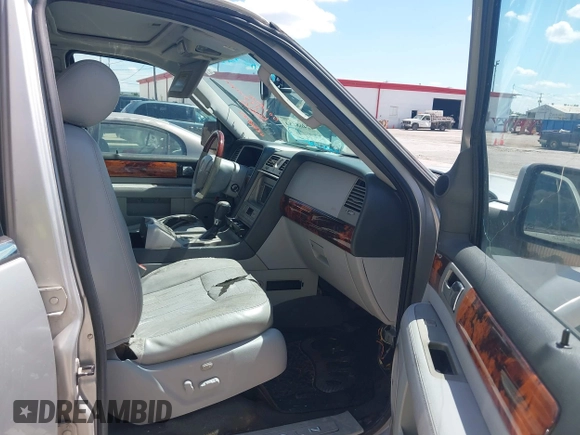 2004 Lincoln Navigator Luxury with VIN 5LMFU28R84LJ41232, listed as a IAAI auction lot 42468184 with Not provided miles and . Bid and sale history available at DreamBid. Image 5.