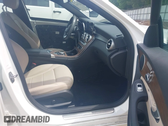 2019 Mercedes-Benz C 300 z VIN 55SWF8DB4KU282844, wystawiony jako IAAI lot #42177114 z przebiegiem 44 605 mil mil oraz . Historia ofert i sprzedaży dostępna na DreamBid. Obrazek 5.