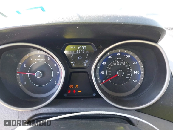 2013 Hyundai Elantra GLS z VIN KMHDH4AE8DU959958, wystawiony jako IAAI lot #41390078 z przebiegiem 123 731 mil mil oraz . Historia ofert i sprzedaży dostępna na DreamBid. Obrazek 7.