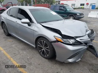 2020 Toyota Camry SE z VIN 4T1G11AK4LU872773, wystawiony jako IAAI lot #42034507 z przebiegiem 73 699 mil mil oraz . Historia ofert i sprzedaży dostępna na DreamBid. Obrazek 1.
