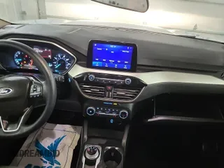 2020 Ford Escape SE z VIN 1FMCU9G66LUB14805, wystawiony jako IAAI lot #42388285 z przebiegiem 50 819 mil mil oraz . Historia ofert i sprzedaży dostępna na DreamBid. Obrazek 6.