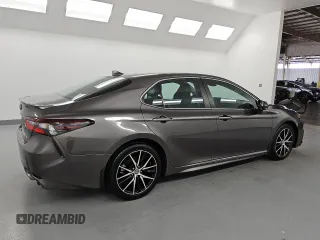 2022 Toyota Camry SE z VIN 4T1G11AK5NU686954, wystawiony jako Copart lot #59572575 z przebiegiem 115 123 mil mil oraz Czysty tytuł • Clean title. Historia ofert i sprzedaży dostępna na DreamBid. Obrazek 3.