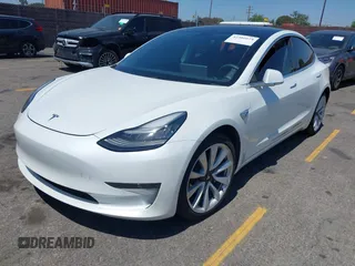 2020 Tesla Model 3 Standard Range Plus z VIN 5YJ3E1EAXLF806360, wystawiony jako IAAI lot #42386624 z przebiegiem 69 916 mil mil oraz . Historia ofert i sprzedaży dostępna na DreamBid. Obrazek 2.
