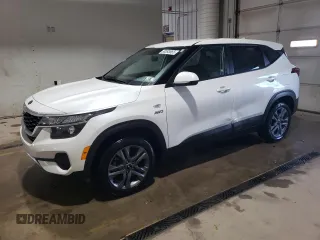 2021 Kia Seltos LX z VIN KNDEPCAA4M7138115, wystawiony jako Copart lot #58393665 z przebiegiem 57 132 mil mil oraz Szkoda całkowita • Salvage title. Historia ofert i sprzedaży dostępna na DreamBid. Obrazek 1.