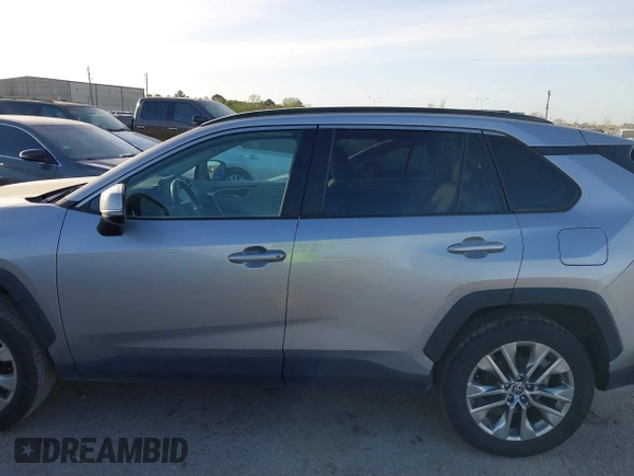 2021 Toyota RAV4 XLE Premium with VIN 2T3C1RFV1MC142071, listed as a IAAI auction lot 41747935 with 82,427 mi miles. Bid and sale history available at carsss.com. Image 14.