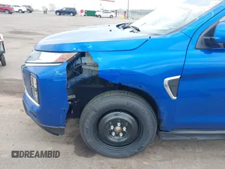 2023 Mitsubishi Outlander ES z VIN JA4ARUAUXPU001785, wystawiony jako IAAI lot #42014049 z przebiegiem 56 431 mil mil oraz . Historia ofert i sprzedaży dostępna na DreamBid. Obrazek 6.