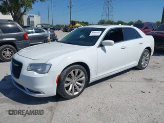 2018 Chrysler 300 Touring z VIN 2C3CCAAG9JH262459, wystawiony jako IAAI lot #42063815 z przebiegiem 135 472 mil mil oraz . Historia ofert i sprzedaży dostępna na DreamBid. Obrazek 2.