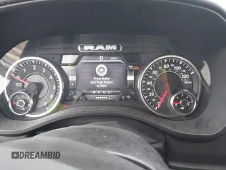 2023 Ram 1500 Big Horn z VIN 1C6SRFFT5PN654063, wystawiony jako IAAI lot #41655131 z przebiegiem 24 012 mil mil oraz . Historia ofert i sprzedaży dostępna na DreamBid. Obrazek 7.
