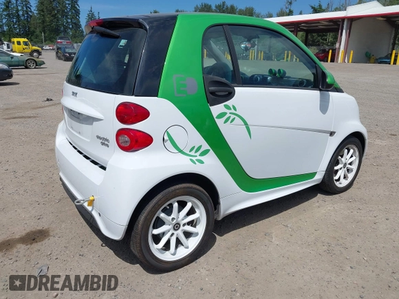 2014 Smart fortwo Passion with VIN WMEEJ9AA5EK783957, listed as a IAAI auction lot 42478047 with Not provided miles and . Bid and sale history available at DreamBid. Image 4.