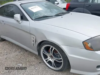 2005 Hyundai Tiburon GS z VIN KMHHM65D85U174335, wystawiony jako IAAI lot #39373771 z przebiegiem 117 296 mil mil oraz . Historia ofert i sprzedaży dostępna na DreamBid. Obrazek 6.