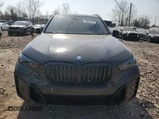 2024 BMW X5 xDrive50e z VIN 5UX43EU09R9U51760, wystawiony jako Copart lot #49055155 z przebiegiem 7199 mil mil oraz Szkody całkowita. Historia ofert i sprzedaży dostępna na DreamBid. Obrazek 5.