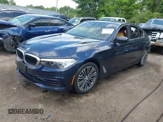 2019 BMW 5 Series 530i xDrive z VIN WBAJA7C55KWW00477, wystawiony jako IAAI lot #42388808 z przebiegiem 36 mil mil oraz . Historia ofert i sprzedaży dostępna na DreamBid. Obrazek 2.