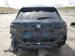 2024 BMW iX xDrive50 z VIN WB523CF07RCP08357, wystawiony jako Copart lot #54941205 z przebiegiem 28 240 mil mil oraz Szkody całkowita. Historia ofert i sprzedaży dostępna na DreamBid. Obrazek 6.
