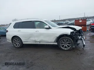 2025 BMW X7 xDrive40i z VIN 5UX23EM05S9X98435, wystawiony jako IAAI lot #41476358 z przebiegiem 2946 mil mil oraz . Historia ofert i sprzedaży dostępna na DreamBid. Obrazek 13.