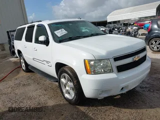 2007 Chevrolet Suburban LTZ z VIN 3GNFC16J47G100560, wystawiony jako IAAI lot #42432799 z przebiegiem 233 595 mil mil oraz . Historia ofert i sprzedaży dostępna na DreamBid. Obrazek 1.