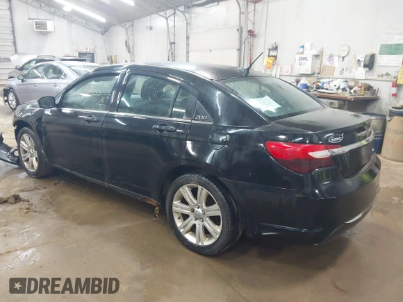 2013 Chrysler 200 Touring z VIN 1C3CCBBB3DN539112, wystawiony jako IAAI lot #42244535 z przebiegiem 235 413 mil mil oraz . Historia ofert i sprzedaży dostępna na DreamBid. Obrazek 3.