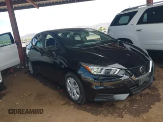 2020 Nissan Versa S z VIN 3N1CN8DV7LL884242, wystawiony jako IAAI lot #42353680 z przebiegiem 104 474 mil mil oraz . Historia ofert i sprzedaży dostępna na DreamBid. Obrazek 1.