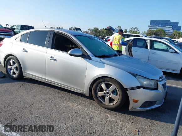 2014 Chevrolet Cruze 1LT z VIN 1G1PC5SBXE7102463, wystawiony jako IAAI lot #42625092 z przebiegiem 165 863 mil mil oraz . Historia ofert i sprzedaży dostępna na DreamBid. Obrazek 1.