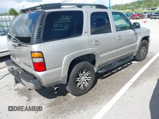 2005 Chevrolet Tahoe LT z VIN 1GNEK13T35R196103, wystawiony jako IAAI lot #42053184 z przebiegiem 326 536 mil mil oraz . Historia ofert i sprzedaży dostępna na DreamBid. Obrazek 4.