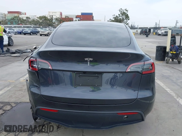 2024 Tesla Model Y z VIN 7SAYGDEDXRF032666, wystawiony jako IAAI lot #42373033 z przebiegiem 7 428 mil mil oraz . Historia ofert i sprzedaży dostępna na DreamBid. Obrazek 17.