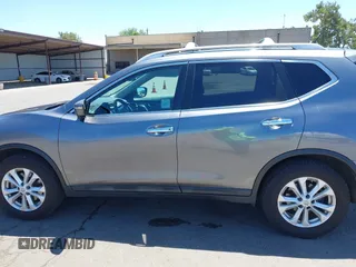 2015 Nissan Rogue SV z VIN 5N1AT2MK1FC853092, wystawiony jako IAAI lot #42327990 z przebiegiem 92 794 mil mil oraz . Historia ofert i sprzedaży dostępna na DreamBid. Obrazek 14.