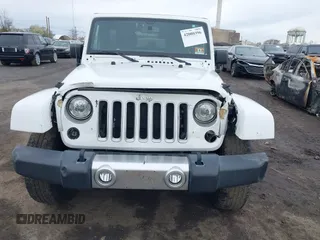 2017 Jeep Wrangler Unlimited Sahara z VIN 1C4BJWEG2HL695672, wystawiony jako IAAI lot #42008396 z przebiegiem 56 028 mil mil oraz . Historia ofert i sprzedaży dostępna na DreamBid. Obrazek 6.