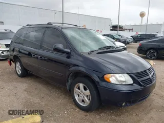 2005 Dodge Caravan SXT with VIN 2D4GP44L15R465487, listed as a IAAI auction lot 41946162 with 136,702 mi miles. Bid and sale history available at carsss.com. Image 1.