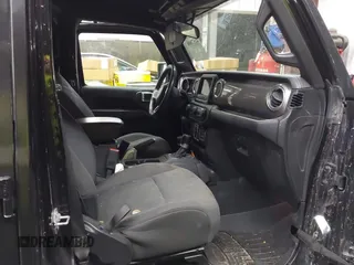 2018 Jeep Wrangler Unlimited Sahara z VIN 1C4HJXEN6JW294774, wystawiony jako IAAI lot #41573606 z przebiegiem 49 325 mil mil oraz . Historia ofert i sprzedaży dostępna na DreamBid. Obrazek 5.