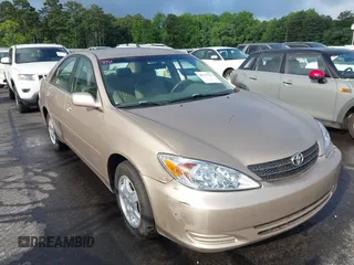 2002 Toyota Camry XLE z VIN 4T1BF32K92U034923, wystawiony jako IAAI lot #42359378 z przebiegiem 348 721 mil mil oraz . Historia ofert i sprzedaży dostępna na DreamBid. Obrazek 1.