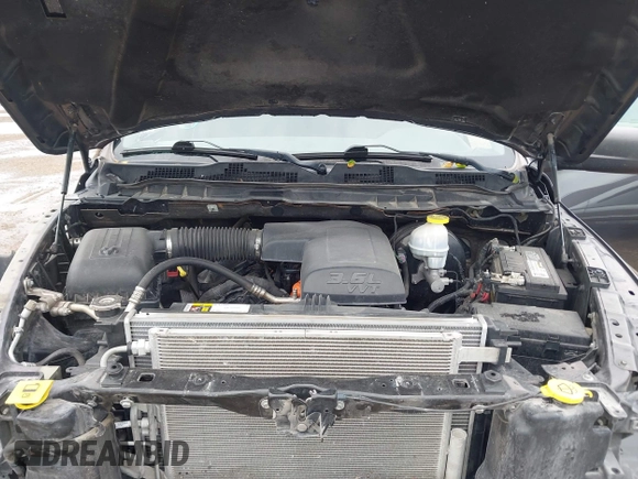 2018 Ram 1500 Tradesman z VIN 1C6RR6FG1JS341411, wystawiony jako IAAI lot #42477747 z przebiegiem 109 238 mil mil oraz . Historia ofert i sprzedaży dostępna na DreamBid. Obrazek 10.