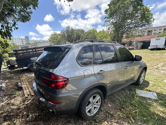 2013 BMW X5 xDrive35i z VIN 5UXZV4C56D0G52619, wystawiony jako IAAI lot #41990893 z przebiegiem 107 080 mil mil oraz . Historia ofert i sprzedaży dostępna na DreamBid. Obrazek 4.