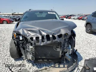 2019 Jeep Cherokee Latitude Plus z VIN 1C4PJLLB2KD296659, wystawiony jako Copart lot #79517904 z przebiegiem 99 245 mil mil oraz Szkoda całkowita • Salvage title. Historia ofert i sprzedaży dostępna na DreamBid. Obrazek 5.