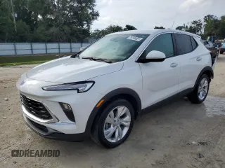 2024 Buick Encore GX Preferred z VIN KL4AMBS20RB071472, wystawiony jako Copart lot #63601915 z przebiegiem 62 861 mil mil oraz Czysty tytuł • Clean title. Historia ofert i sprzedaży dostępna na DreamBid. Obrazek 1.