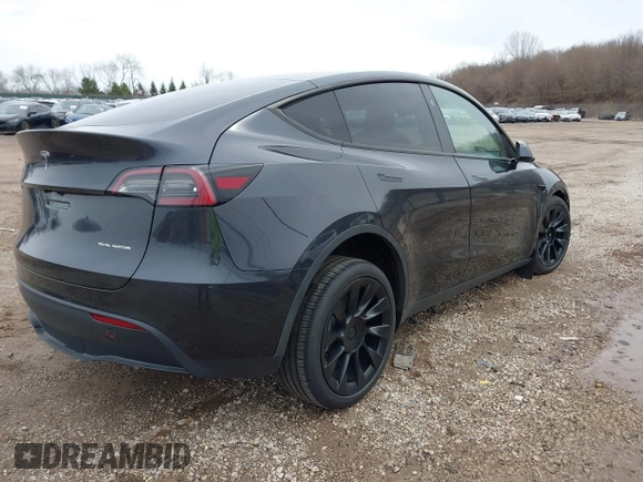 2025 Tesla Model Y Long Range with VIN 7SAYGDEEXSF266143, listed as a IAAI auction lot 41905813 with 776 mi miles and . Bid and sale history available at carsss.com. Image 4.